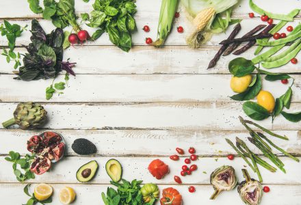 UNA MAGGIORE ASSUNZIONE DI VERDURE, ERBE E FRUTTA SELEZIONATE PUO' RIDURRE IL TURNOVER OSSEO NELLE DONNE IN POST-MENOPAUSA